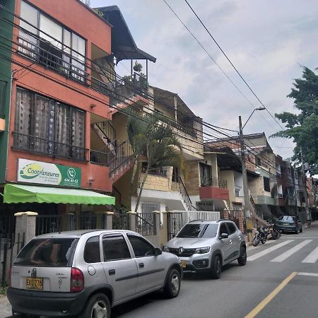 La Comunita-Cinema Hostel Medellín Exterior foto