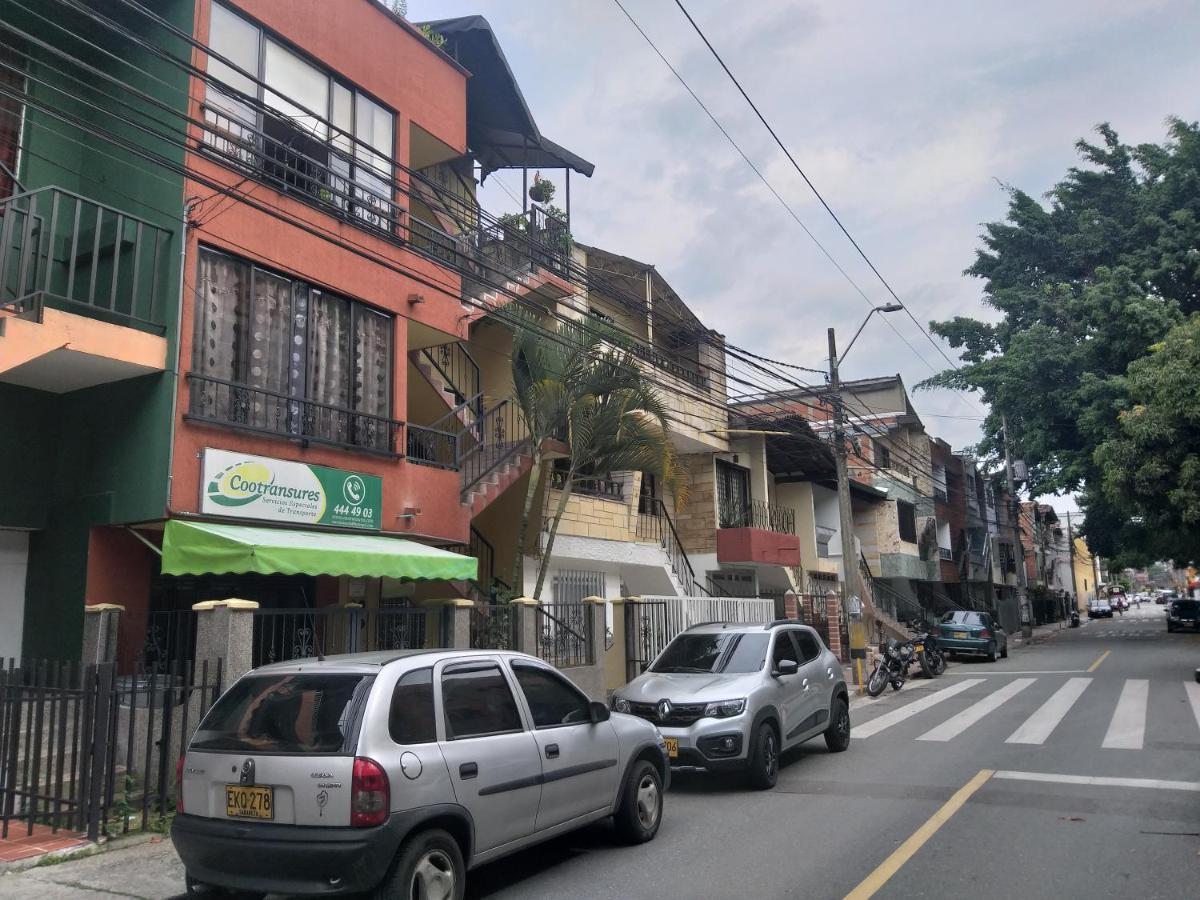 La Comunita-Cinema Hostel Medellín Exterior foto